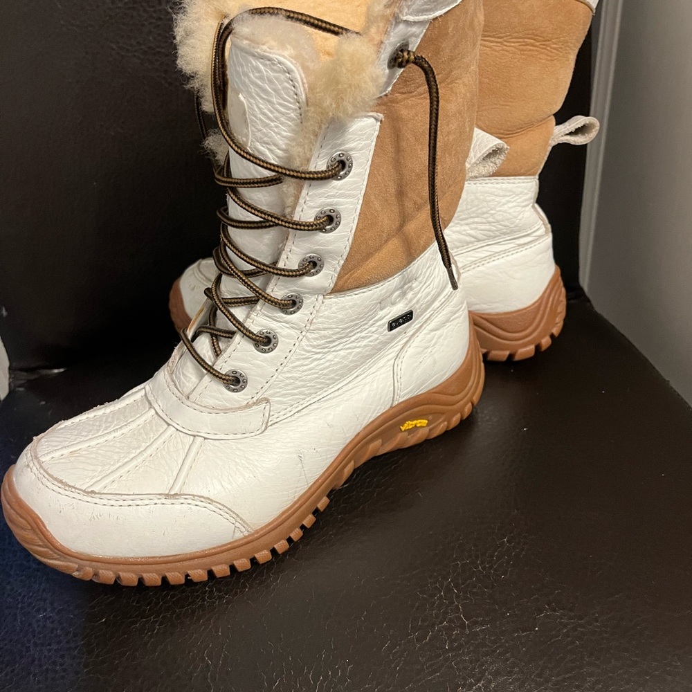 UGG Adirondack II White Leather and Shearling Snow Boots Size 6